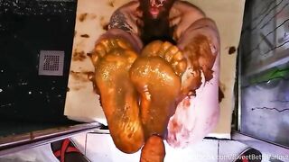 Tattooed gorgeous babe giving nice looking scat blowjob