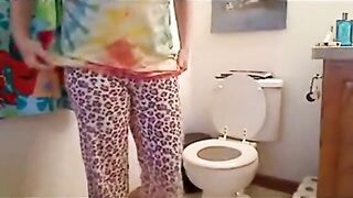 Amateur girls bathroom shit