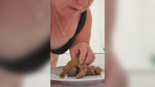 Juicy ass lady caught shitting