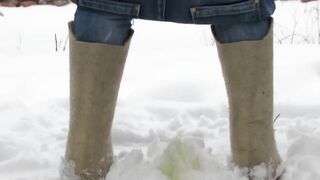 Round ass babe Natasha pee in the snow