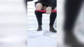 Amateur lady pissing in the snow