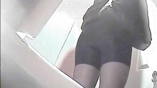 Amateur Peeing Spy WC Milf