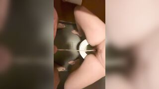 Pissing on pissing pussy- Homemade