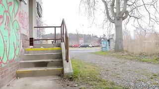 Round ass babe pissing