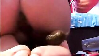Sexy round butt girl shitting on her feet