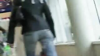 Secret peeing amateur babe