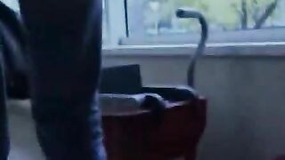 Secret peeing amateur babe