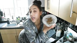 Hot amateur chick gets naked for shitting