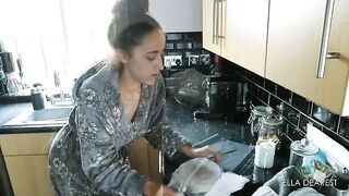 Hot amateur chick gets naked for shitting