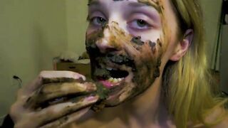 Shit eating yummy blonde babe