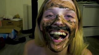 Shit eating yummy blonde babe