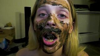 Shit eating yummy blonde babe