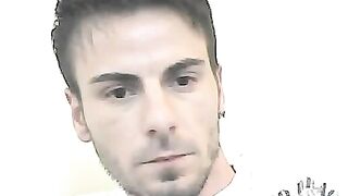 Amateur yummy wife gets pee on her body