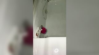 Stunning hot chick dropping in the bathtub