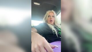 Very hot blonde chick spread legs for pooping in the car