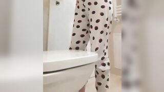 Amateur pooping hot babe