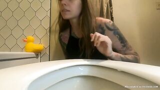 Yummy round ass shitting closeup