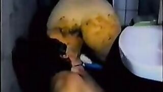 Dude eating sticky shit