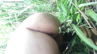 Thick ass girl poops in the grass