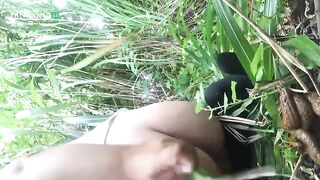 Thick ass girl poops in the grass