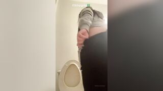 Juicy phat ass slut shitting hard