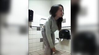 Cute amatueur girlfriend shitting nicely