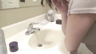 Aussie BBW shits in sink and shows dirty ass