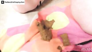 Woman takes a massive shit in her bright yellow panties
