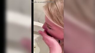 Girl eats shit directly from the toilet with her fingers