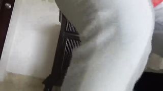 Curvy hot ass chick in jeans pissing