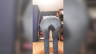 Big ass babe pissing in Jeans