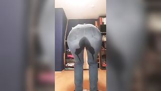 Big ass babe pissing in Jeans