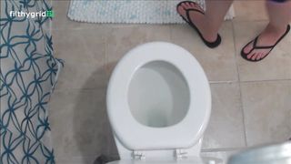 Amateur milf pooping in the toilet