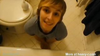 Sexy girl pooping in her pantyhose