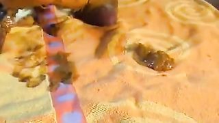 Kinky pooping in her sandals