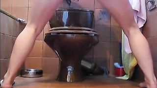 Girl with thick hot ass pooping in the toilet