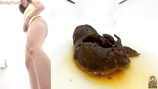 Curvy Japanese chick poops fat load