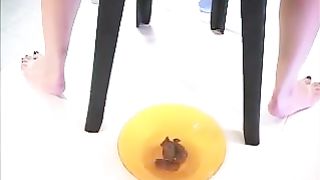 Amateur lady Feona poops in closeup
