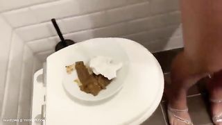 Hot ass blonde lady pooping in the plate