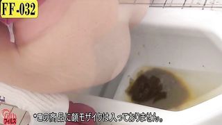 Lovely Japanese young babes caught pooping