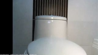 Big booty ebony babe poops