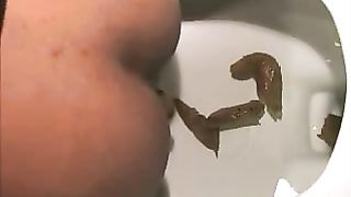 Brunette ebony lady poops in the toilet