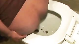 Ebony babe with glasses love poop show