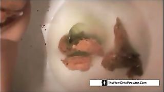 Amateur lady in white stockings poops