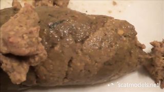 Amateur babe drops a big heavy poop on the floor