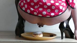 Kinky girl poops on the cake