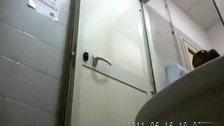 Mature big booty lady poops in the toilet