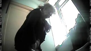 Blonde granny love pooping hard