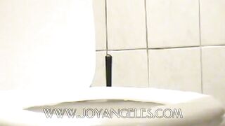 Watch big booty girl poops juicy load