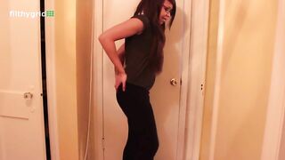 Nerdy amateur lady poops hard